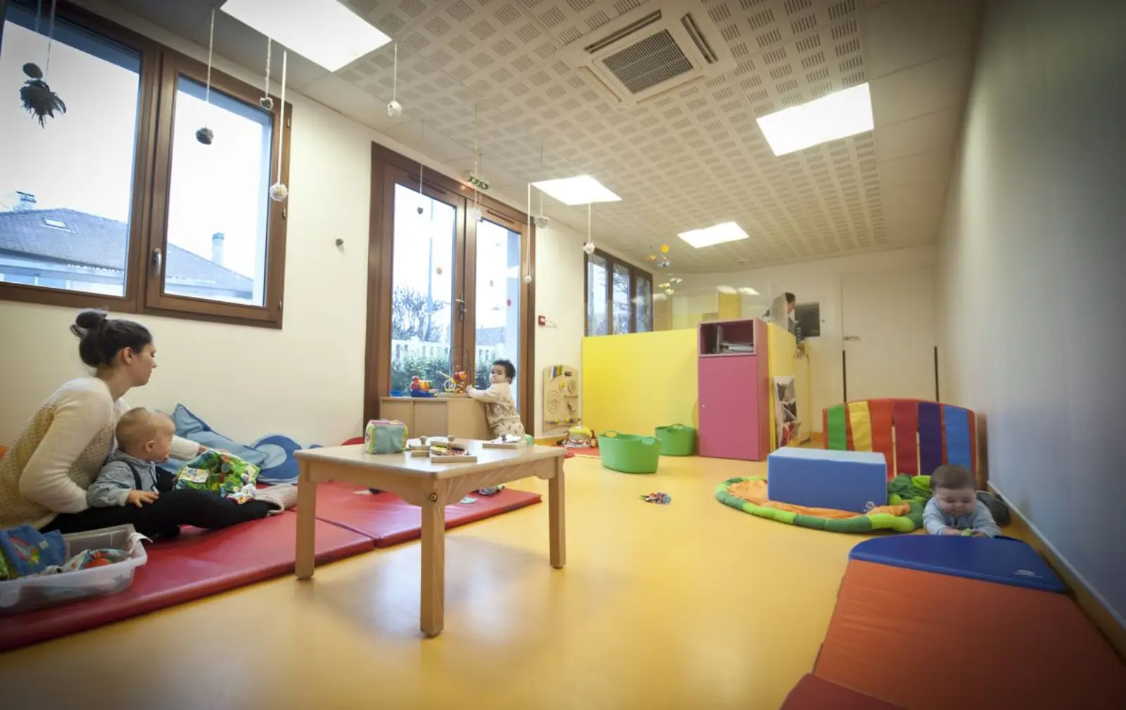 Espace bébés lumineux de la crèche La Maison Kangourou à Joinville-le-Pont