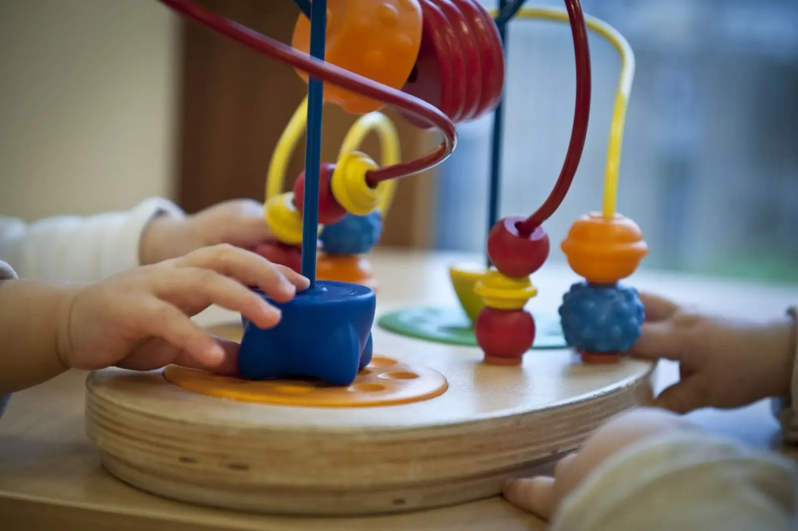 Jouet de motricité fine en bois à la crèche La Maison Kangourou Joinville