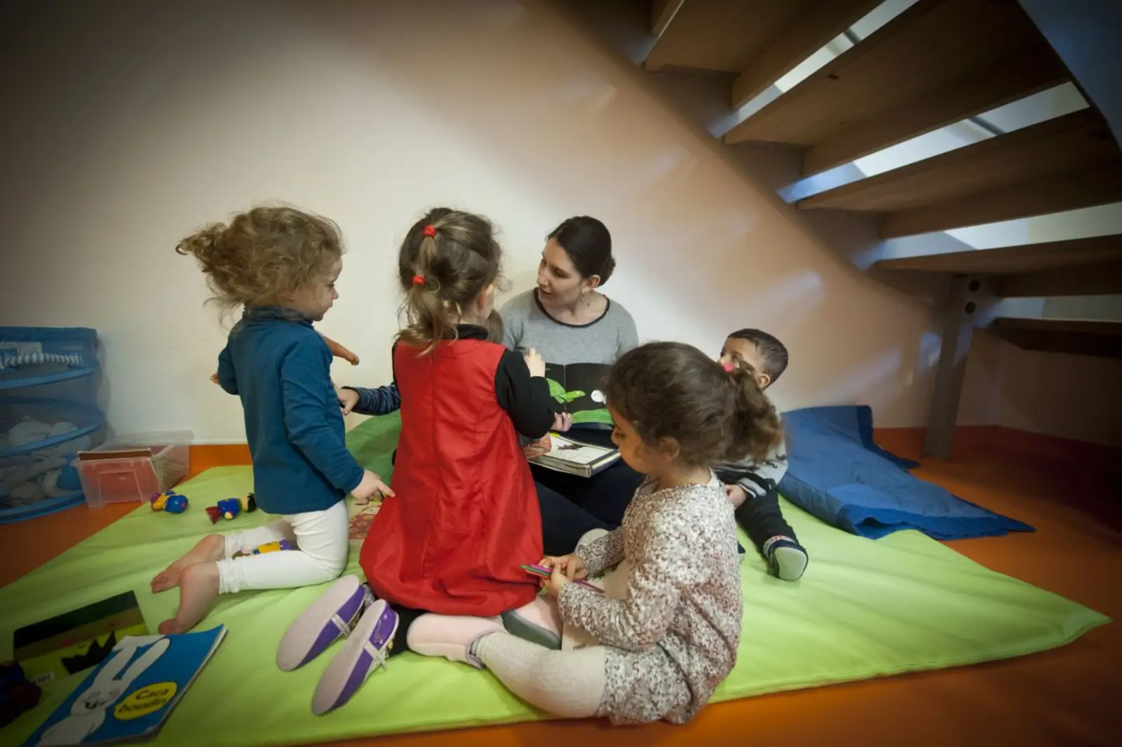 Temps de lecture partagé à la crèche La Maison Kangourou de Joinville-le-Pont