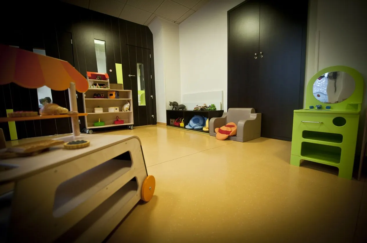 Espace de jeux et coin miroir de la crèche La Maison Kangourou Lafayette