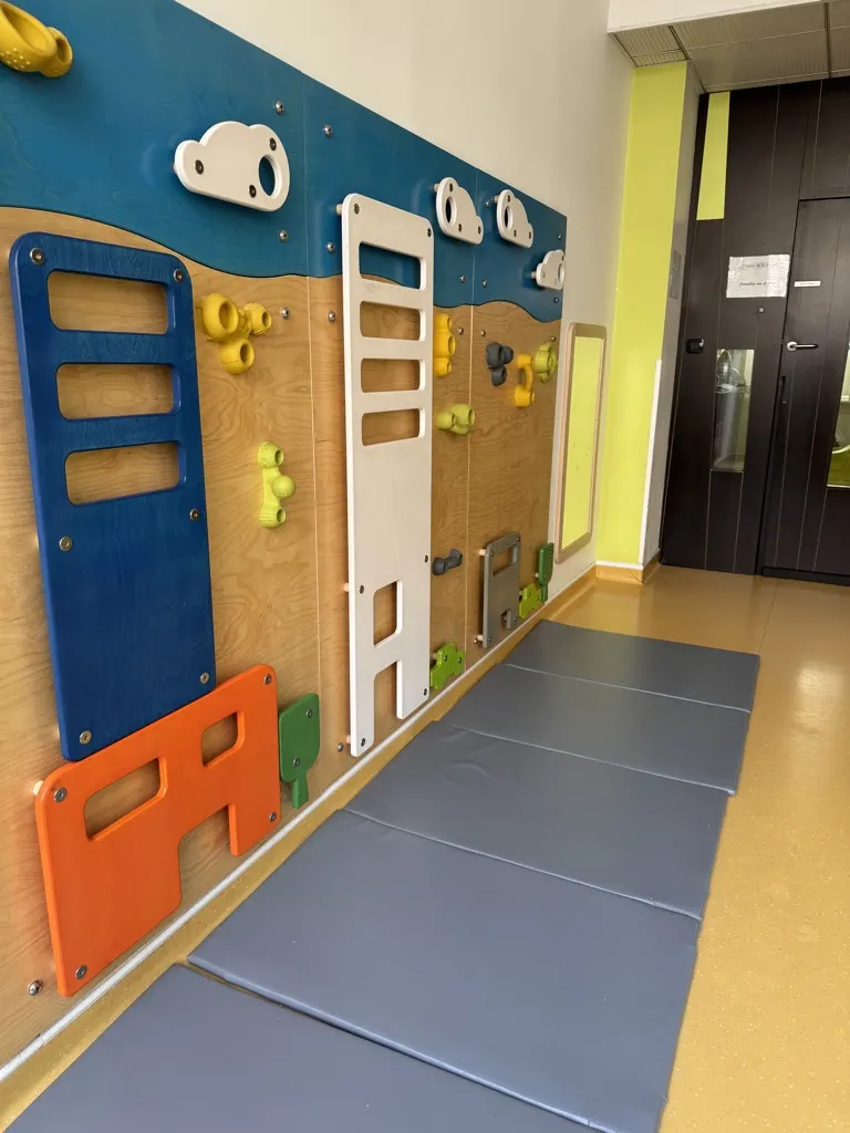 Trois espaces de vie modulables et un mur d'escalade pédagogique