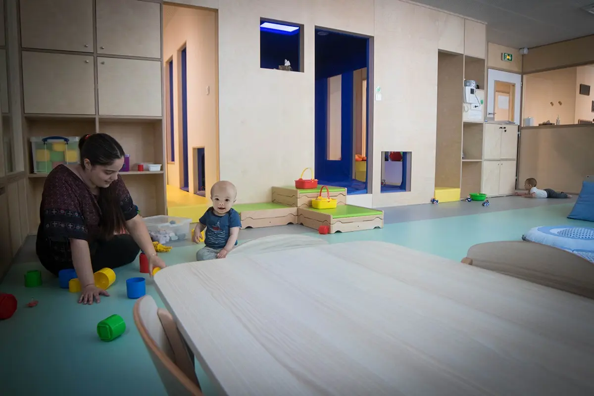 Temps de jeu au sol avec une professionnelle à la crèche La Maison Kangourou Voltaire