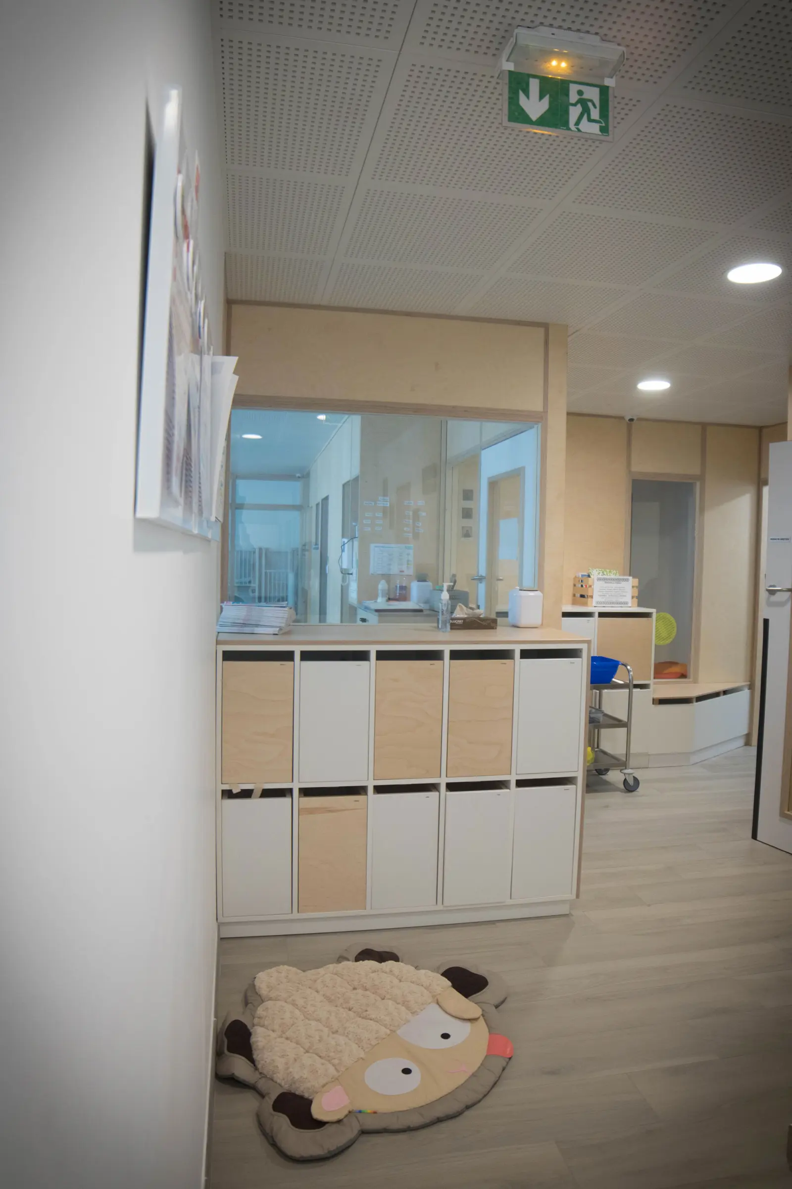 Espace d'accueil et vestiaires de la crèche La Maison Kangourou Voltaire à Paris 11e