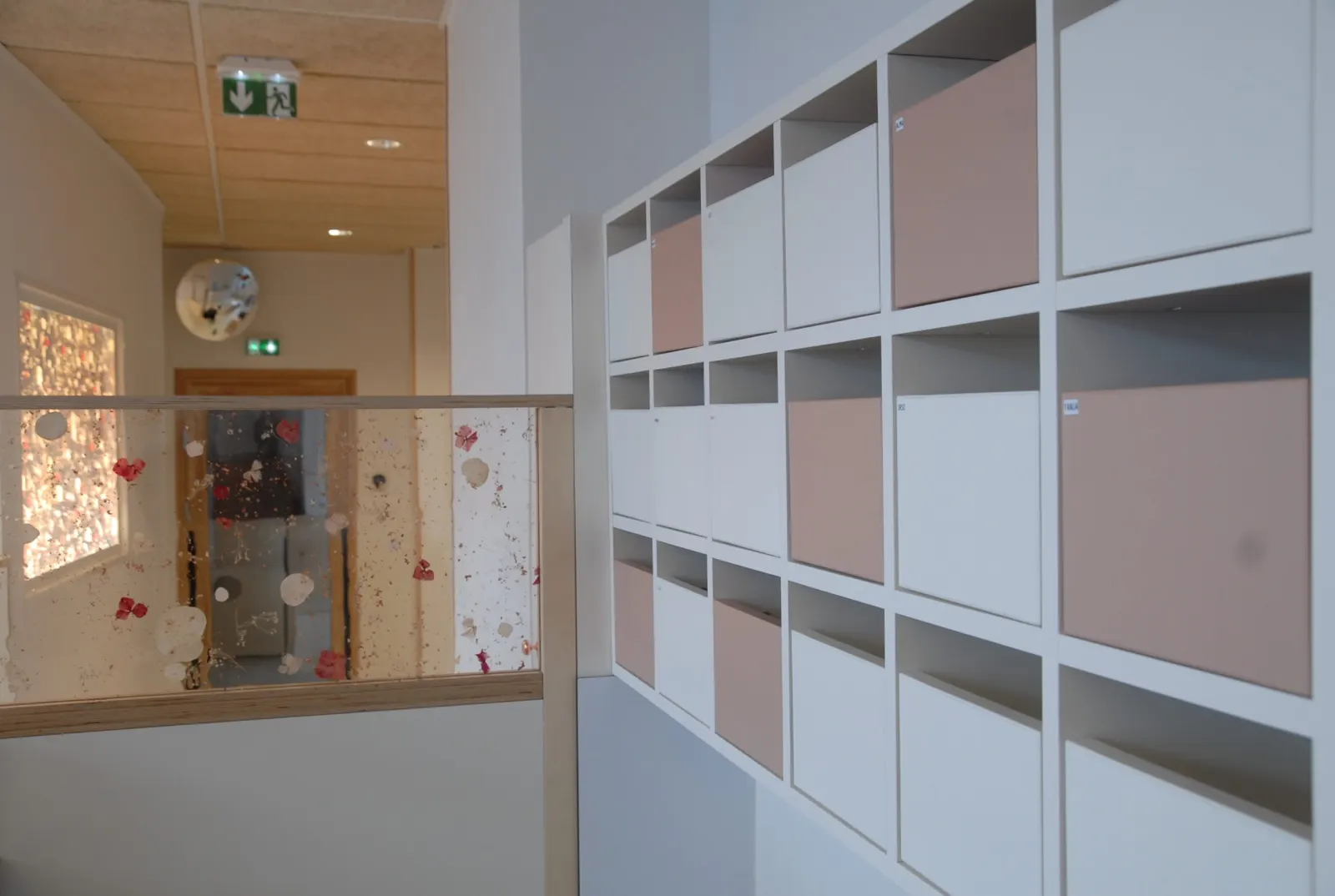 Espace vestiaire et casiers de la crèche La Maison Kangourou Valmy à Paris 10e