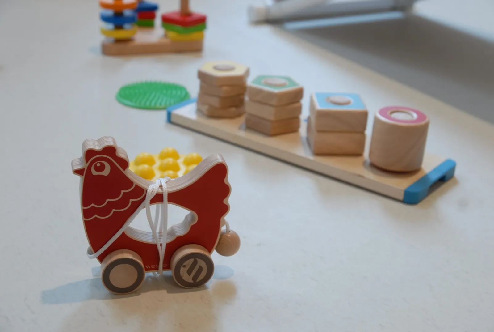 Jouets en bois d'éveil moteur à la crèche La Maison Kangourou Valmy