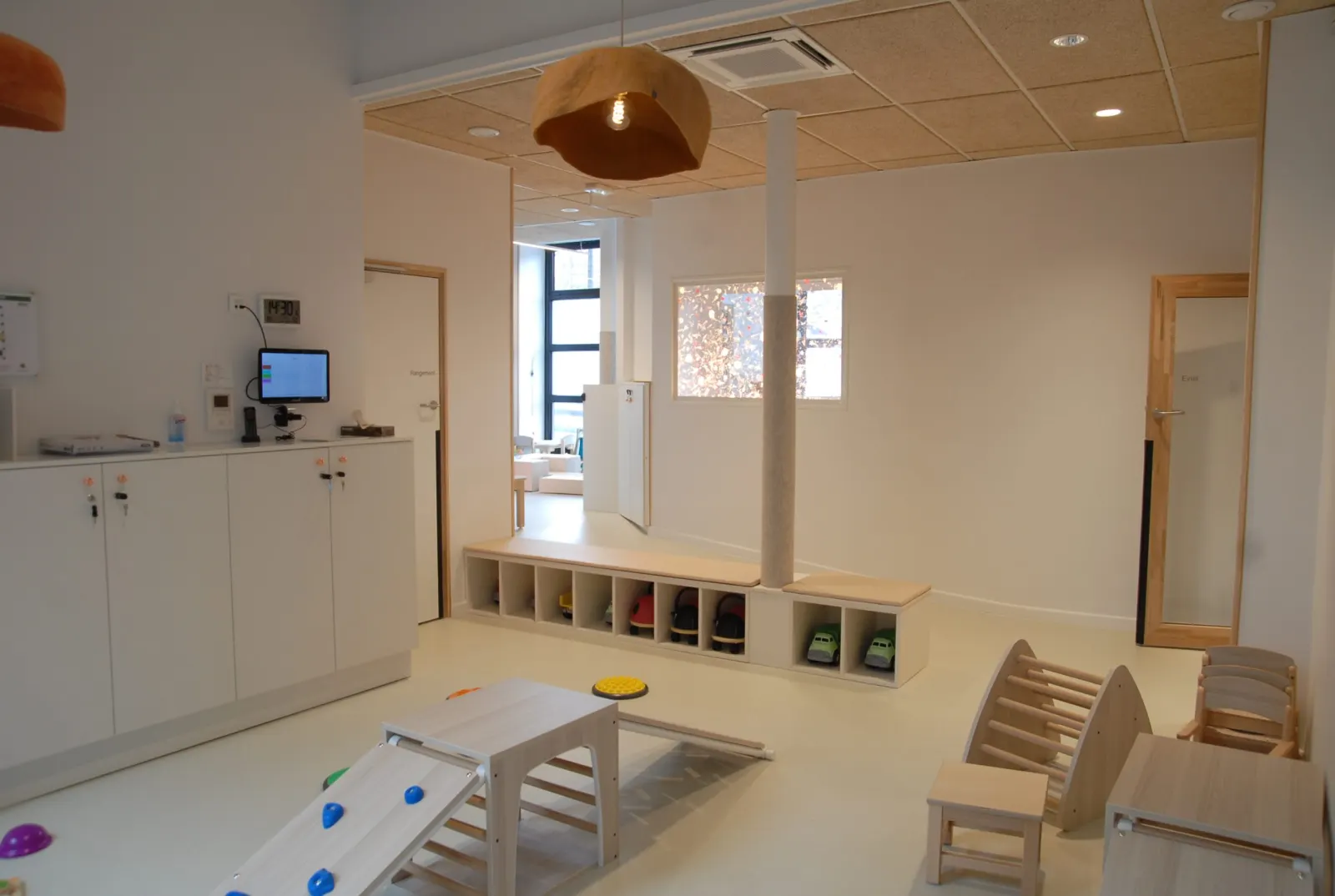 Salle d'éveil et rangements ludiques de la crèche La Maison Kangourou Valmy, quai de Valmy