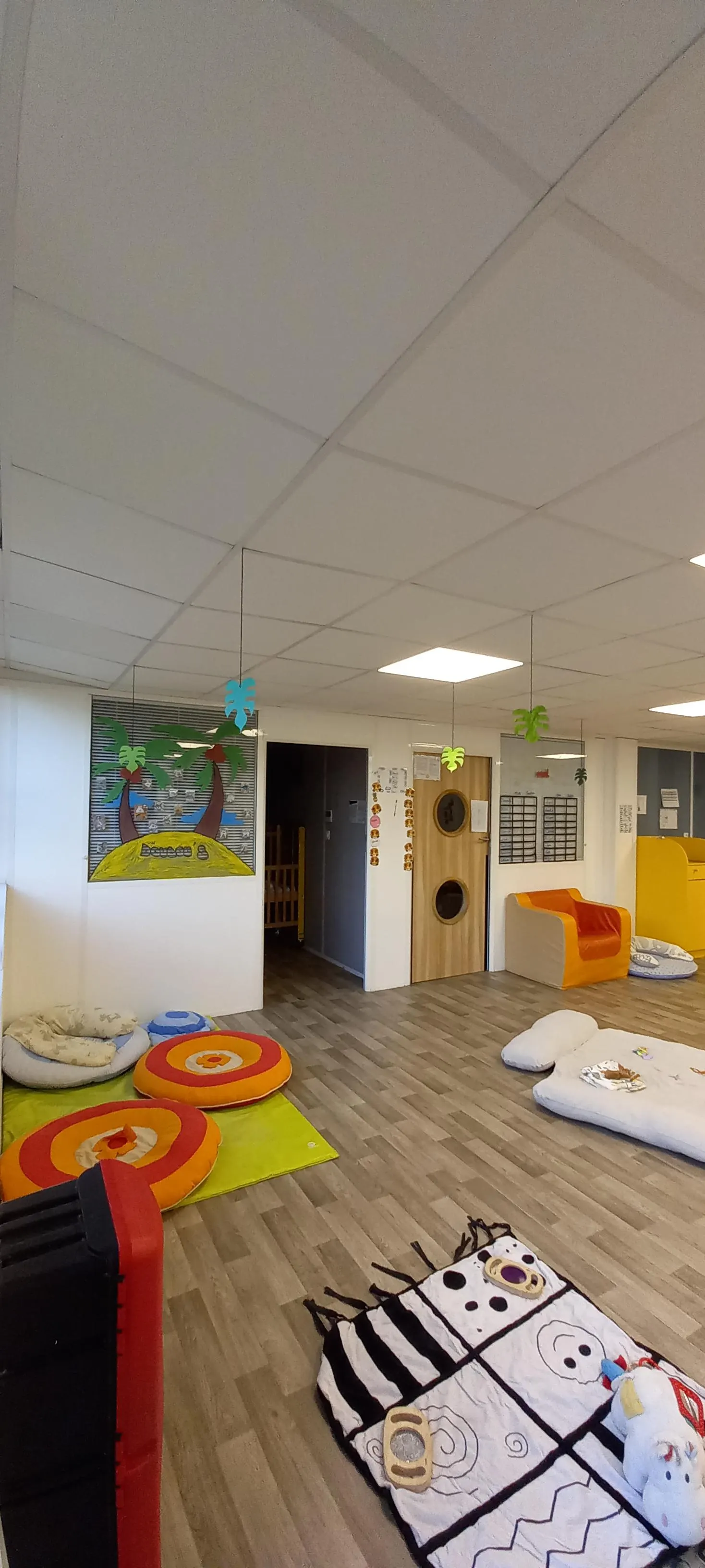 Dortoir décoré sur le thème des îles de la crèche Bruges