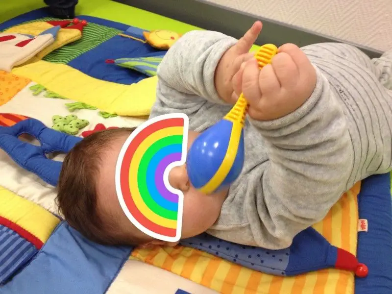 Bébé en plein éveil sensoriel avec un hochet à la micro-crèche Tim et Lilou et Les Chérubins à Strasbourg