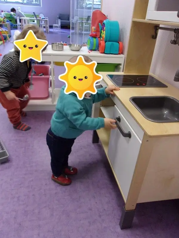 Jeu d'imitation à la cuisine pour enfants à la micro-crèche Tim et Lilou et Les Chérubins à Strasbourg