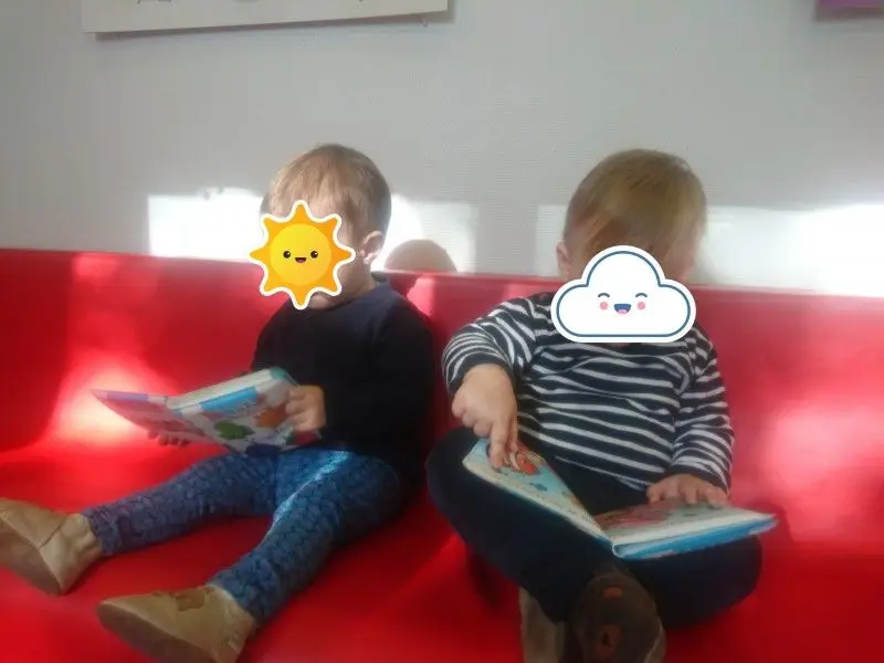 Deux enfants lisent un livre ensemble à la micro-crèche Tim et Lilou et Les Chérubins à Strasbourg