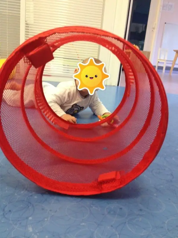 Enfant faisant de la motricité libre dans un tunnel à la micro-crèche Tim et Lilou et Les Chérubins à Strasbourg
