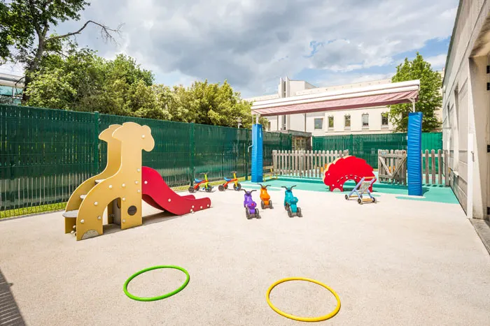 Jardin extérieur équipé de jeux de la crèche Pessac