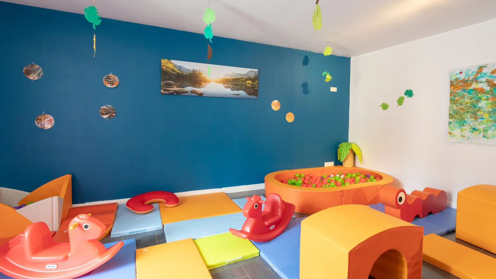 Salle de motricité de la micro-crèche Les Petits Lutins du Canal à Saint-Domineuc