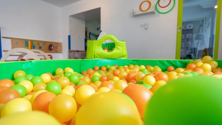 Piscine à balles dans la salle de jeux de la micro-crèche à Saint-Jouan-des-Guérets
