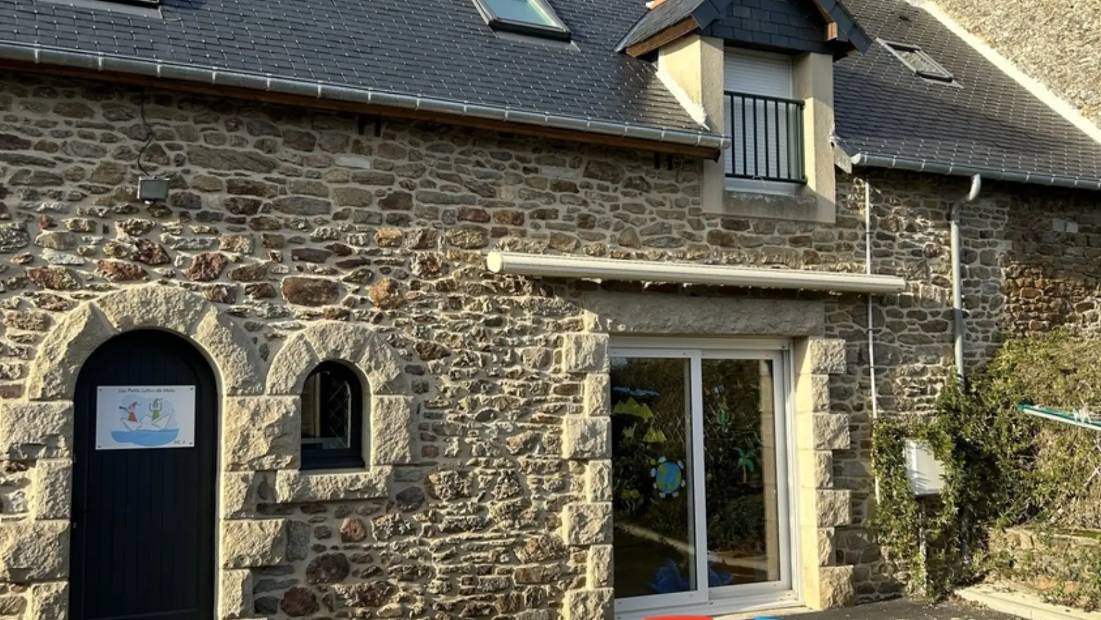Façade en pierre de la micro-crèche Les Petits Lutins de Malo à Saint-Jouan-des-Guérets