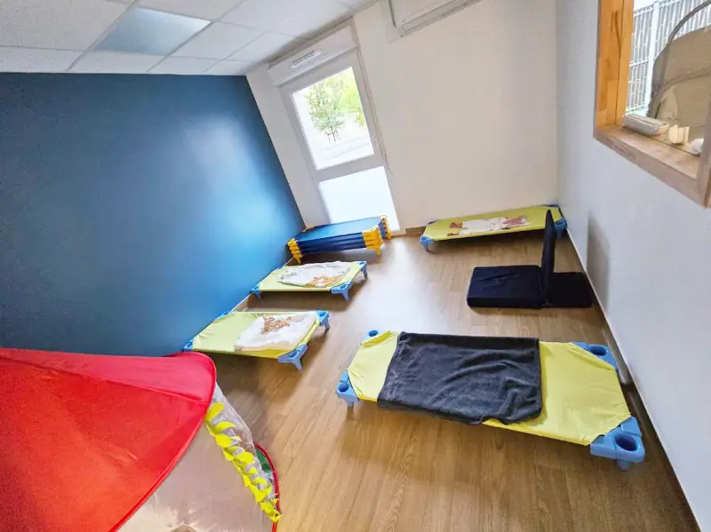 Dortoir et lits de sieste de la micro-crèche Les Petits Jardiniers des Chérubins à Nancy