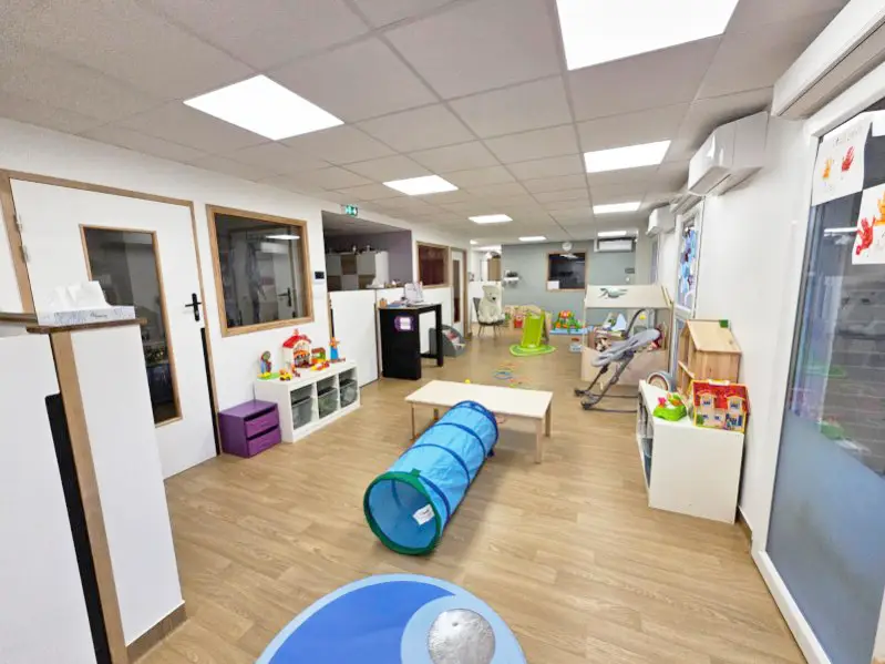 Grande salle de jeux de la micro-crèche Les Petits Jardiniers des Chérubins à Nancy