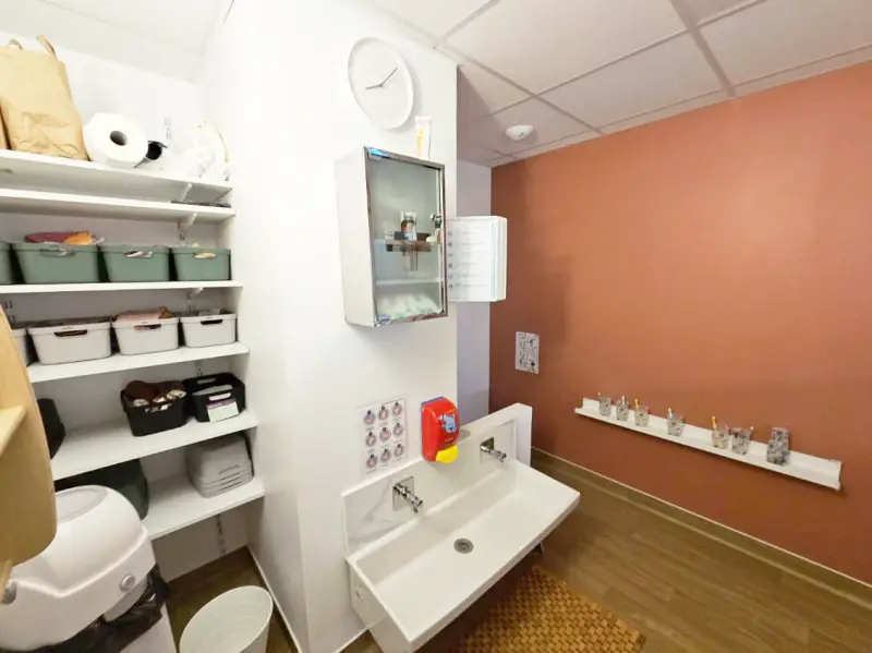 Salle de bain et de change de la micro-crèche Les Petits Jardiniers des Chérubins à Nancy