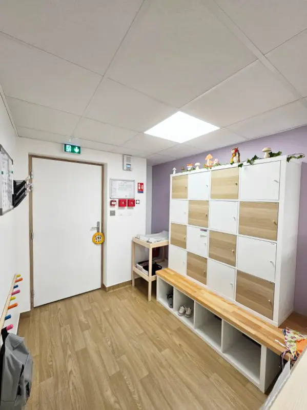 Vestiaire et casiers des enfants à la micro-crèche Les Petits Jardiniers des Chérubins