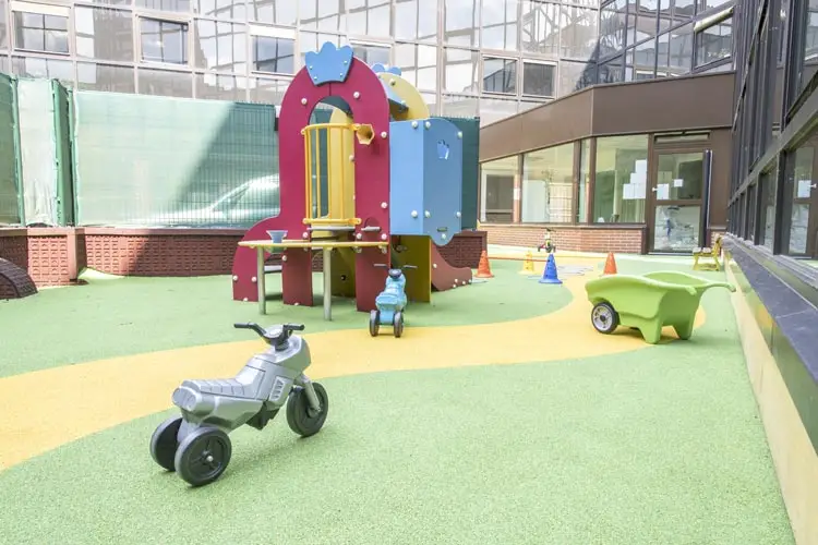 Jardin extérieur équipé de jeux de la crèche Meudon-la-Forêt