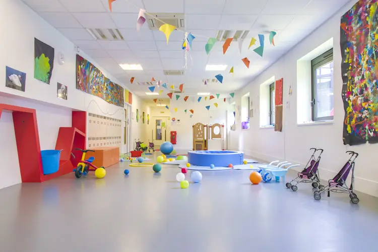 Salle de jeux de la crèche Meudon-la-Forêt, réseau Les Petits Chaperons Rouges