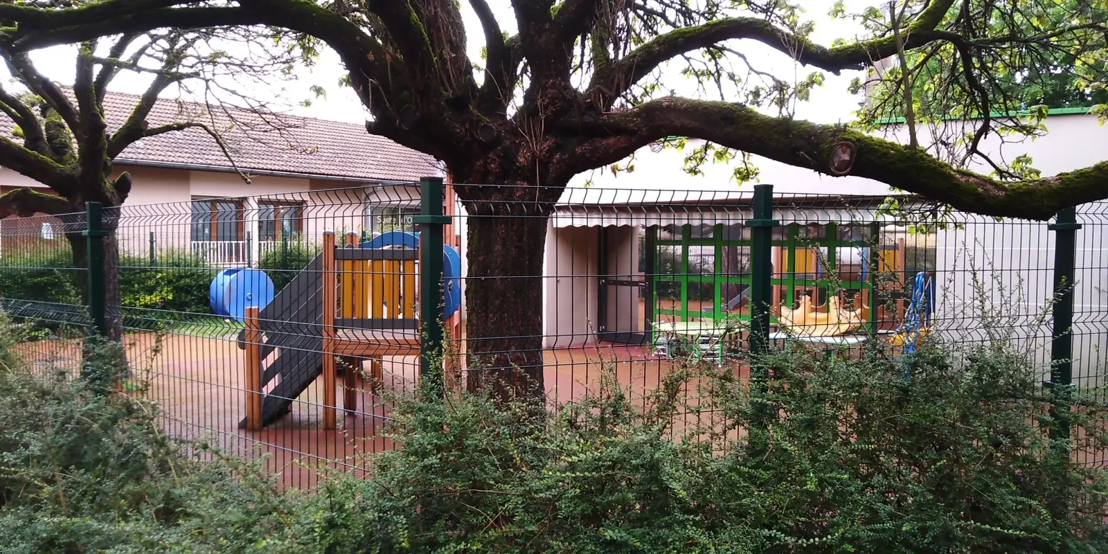 Cour extérieure de la crèche Les Récollets à Saint-Genis-Laval