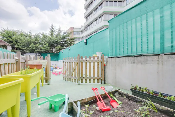 Jardin extérieur et potager de la crèche Montreuil Mélies à Montreuil