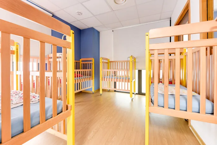 Dortoir de la crèche Lyon 9, lits à barreaux en bois