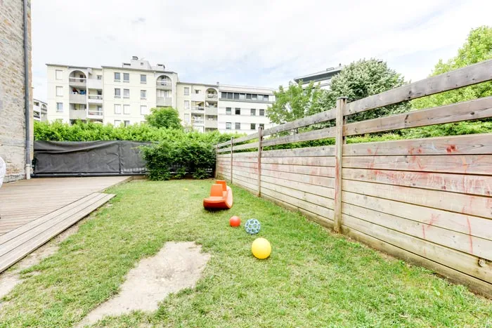 Jardin extérieur de la crèche Lyon 9