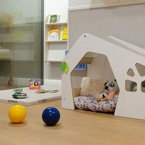 Coin Montessori douillet de la micro-crèche Victoria à Paris 16