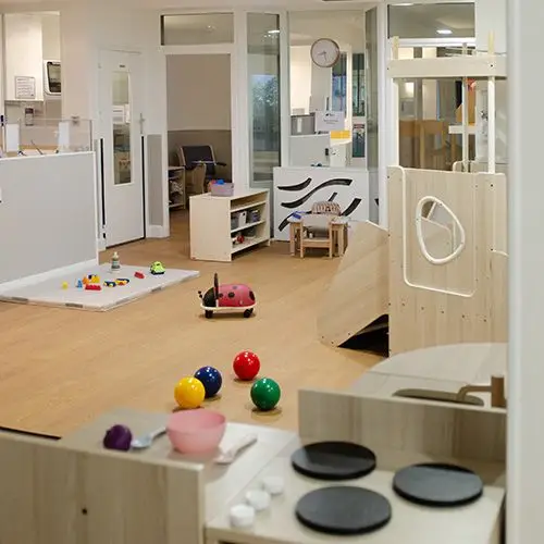 Espace d'activités et cuisine en bois de la micro-crèche Victoria à Paris 16