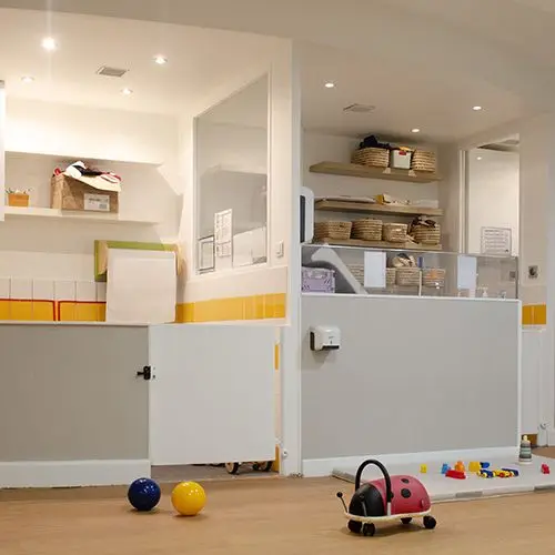Espace repas et biberonnerie de la micro-crèche Victoria à Paris 16
