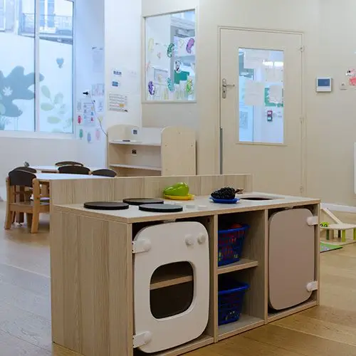 Espace d'activités et rangements en bois de la micro-crèche Constance à Paris 8