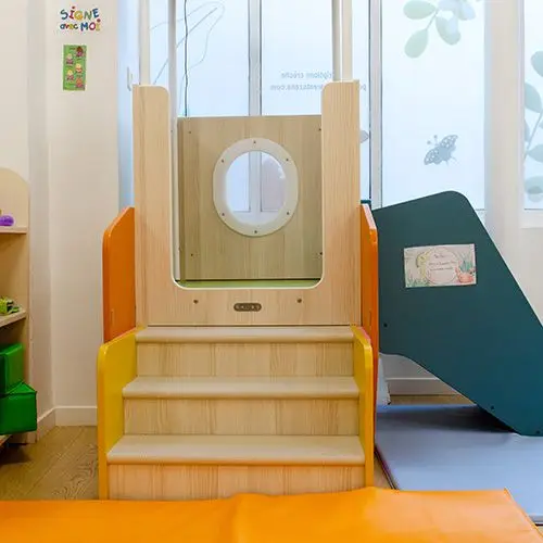 Structure de motricité en bois de la micro-crèche Constance à Paris 8