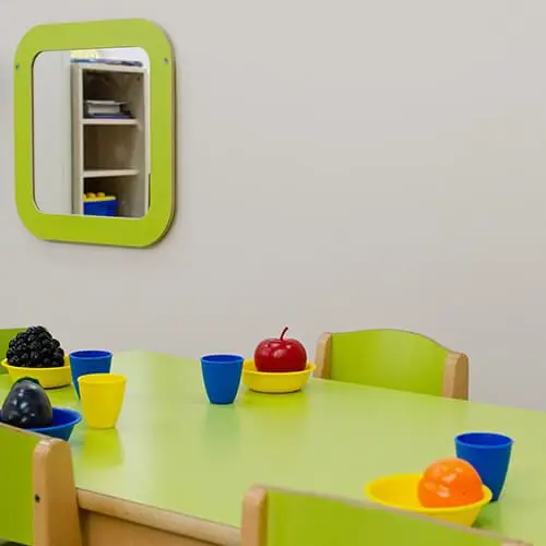 Table de repas colorée de la micro-crèche Barbara à Levallois-Perret