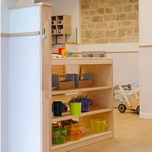 Coin de rangement des jouets de la micro-crèche Hermine à Rueil-Malmaison