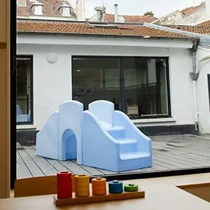 Terrasse et toboggan de la micro-crèche Hermine à Rueil-Malmaison
