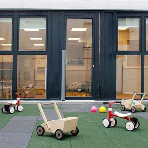 Espace extérieur privatif de la micro-crèche Frida à Bezons avec tricycles pour enfants