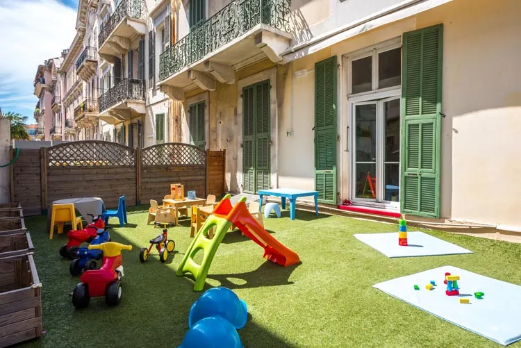 Jardin extérieur de la micro-crèche Les Malicieux de Karr'Hiboux à Nice