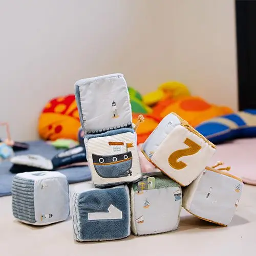 Jeux d'éveil pour les tout-petits à la micro-crèche Marianne à Saint-Mandé