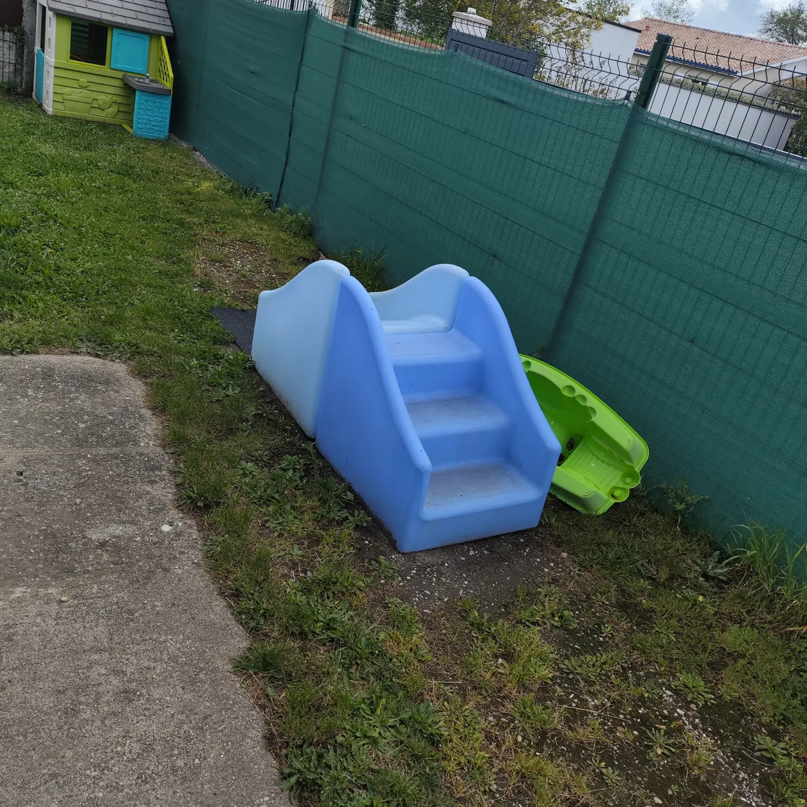 Jardin extérieur de la micro-crèche Les Petits Explorateurs au Taillan-Médoc