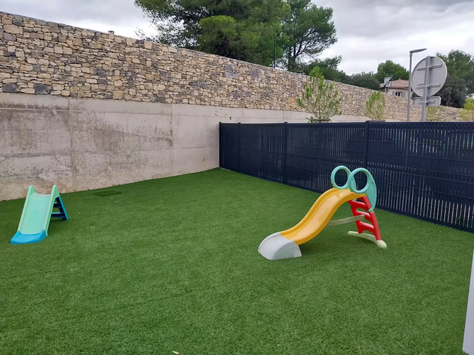 Jardin extérieur avec toboggans de la crèche Le Petit Vedelin à Nîmes