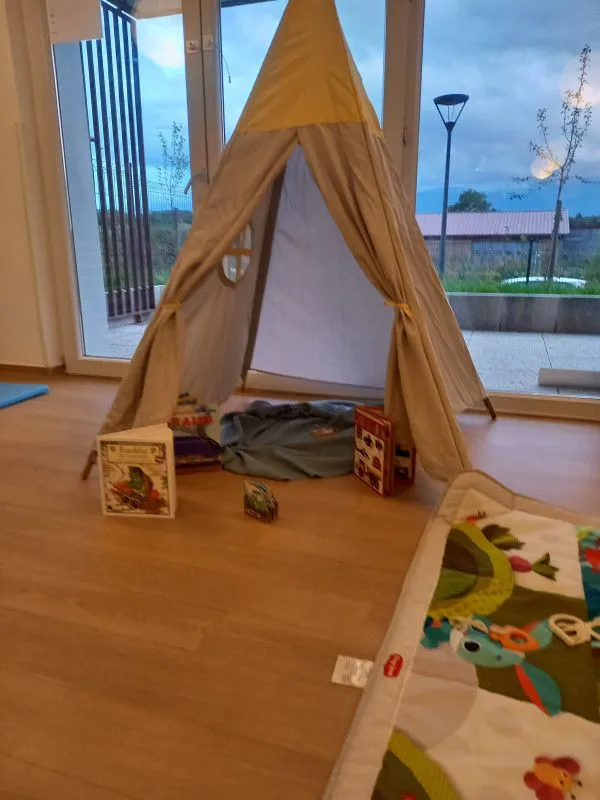 Coin lecture avec tipi de la micro-crèche La Petite Tanière des Chérubins à Rosheim