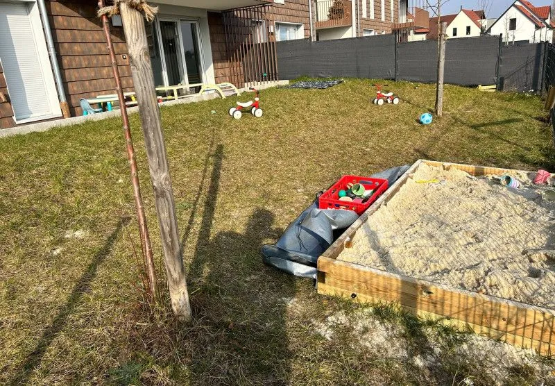 Bac à sable dans le jardin de la micro-crèche La Petite Tanière des Chérubins à Rosheim