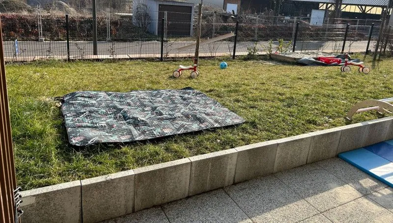 Jardin extérieur et tricycles de la micro-crèche La Petite Tanière des Chérubins à Rosheim