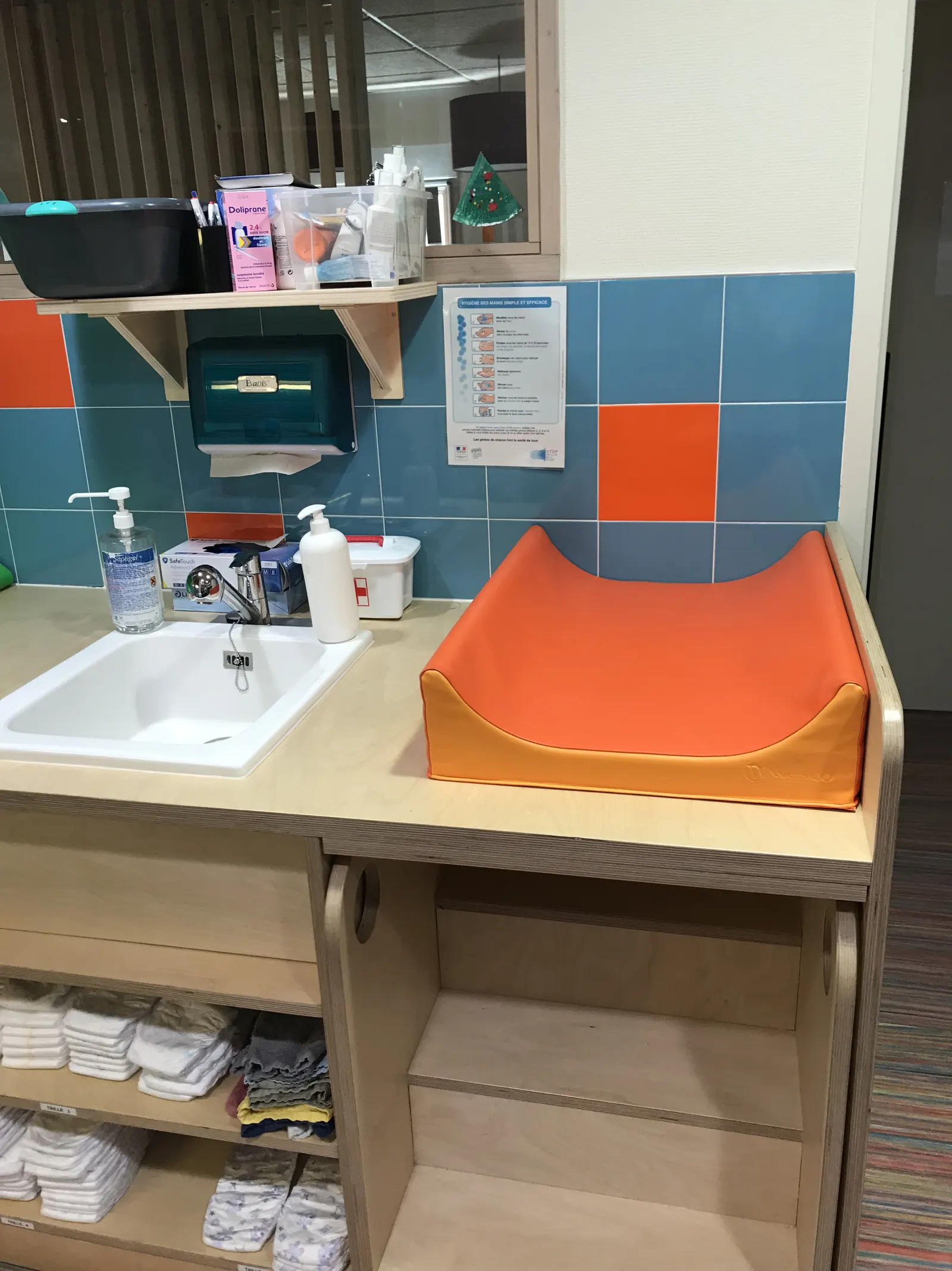 Espace change et hygiène à la micro-crèche Les P'tits Loupiots à Monistrol-sur-Loire