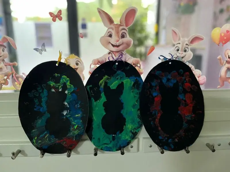 Activité manuelle des enfants à la micro-crèche Le Repaire de Timéo, Limeil-Brévannes
