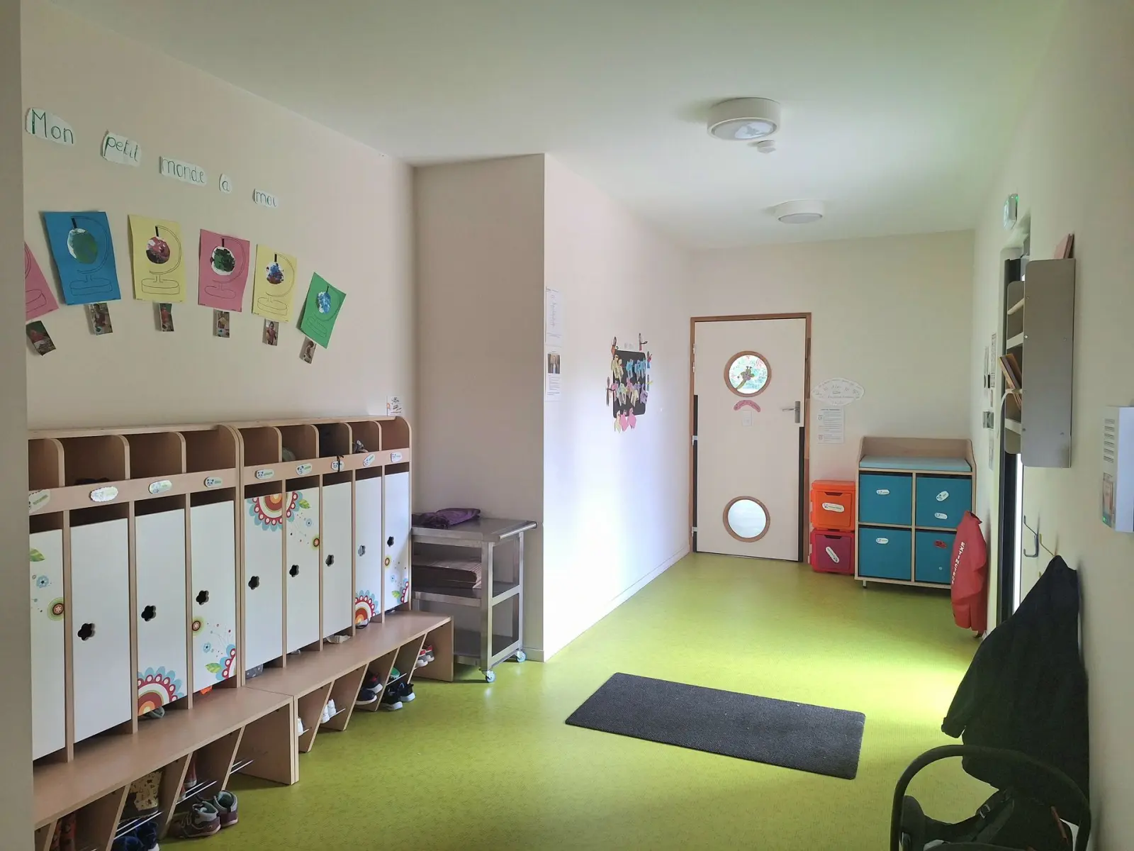 Vestiaire coloré de la micro-crèche Panda & Koala à Étagnac