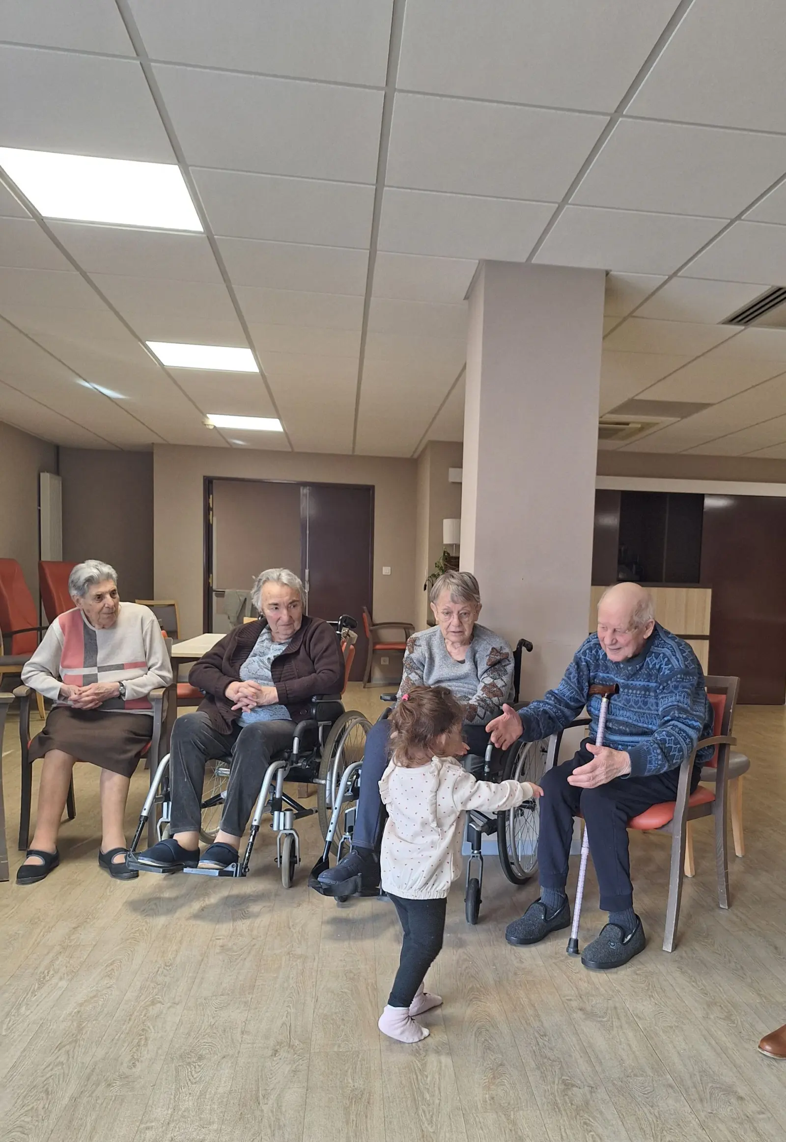 Moment de partage entre les enfants et les résidents de l'EHPAD Sainte Marie voisin