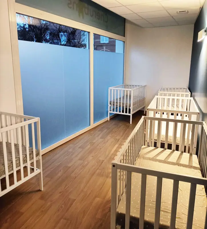 Dortoir avec lits à barreaux de la micro-crèche Les Chérubins de Lille